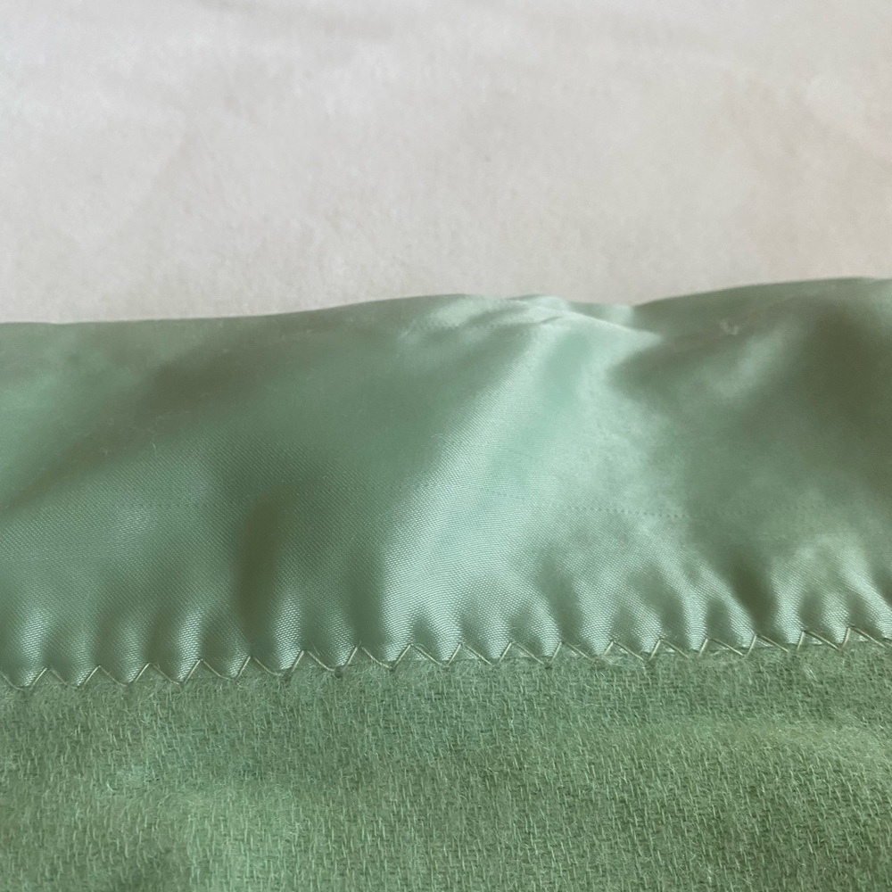 Vintage green 100% wool blanket was satin trim 60 x 80 twin size - Picture 6 of 8
